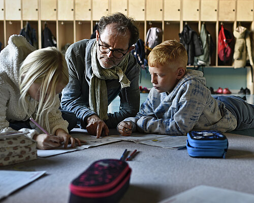 Kinder arbeiten auf dem Boden